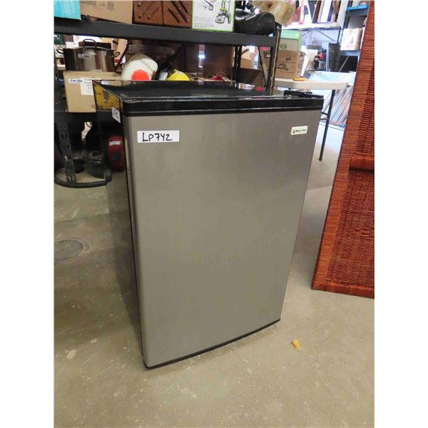 Magic Chef Bar Fridge 33'' Tall x 21'' x 22'' - Looks Unused