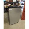Image 1 : Magic Chef Bar Fridge 33'' Tall x 21'' x 22'' - Looks Unused