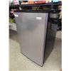 Image 2 : Magic Chef Bar Fridge 33'' Tall x 21'' x 22'' - Looks Unused