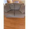 Image 2 : Sklar Peppler Loveseat With Two Throw Pillows - 64L x 35D x 36H