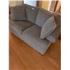 Image 3 : Sklar Peppler Loveseat With Two Throw Pillows - 64L x 35D x 36H