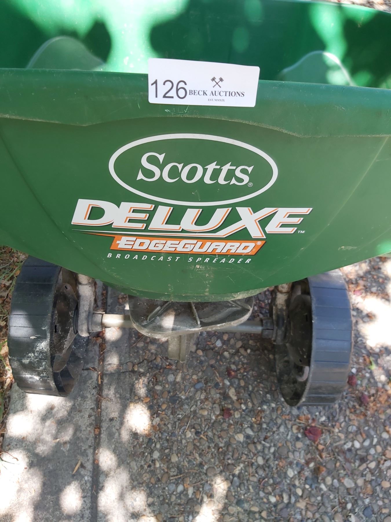 Scotts Deluxe Edgeguard Broadcast Spreader Beck Auctions Inc.