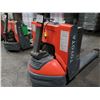 Image 6 : Toyota 8HBW23 Electric Truck Pallet Jack (powers on, does not run)