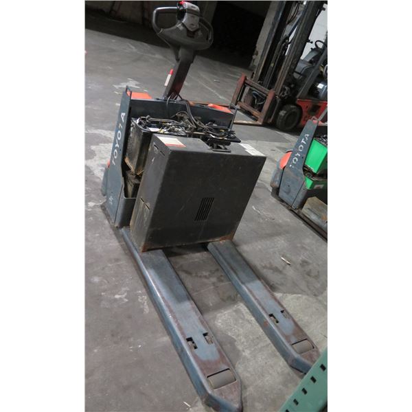 Toyota 8HBW23 Electric Truck Pallet Jack (no power - needs repair)