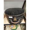 Image 2 : ANTIQUE HAT BOX W/2 MEN'S HATS