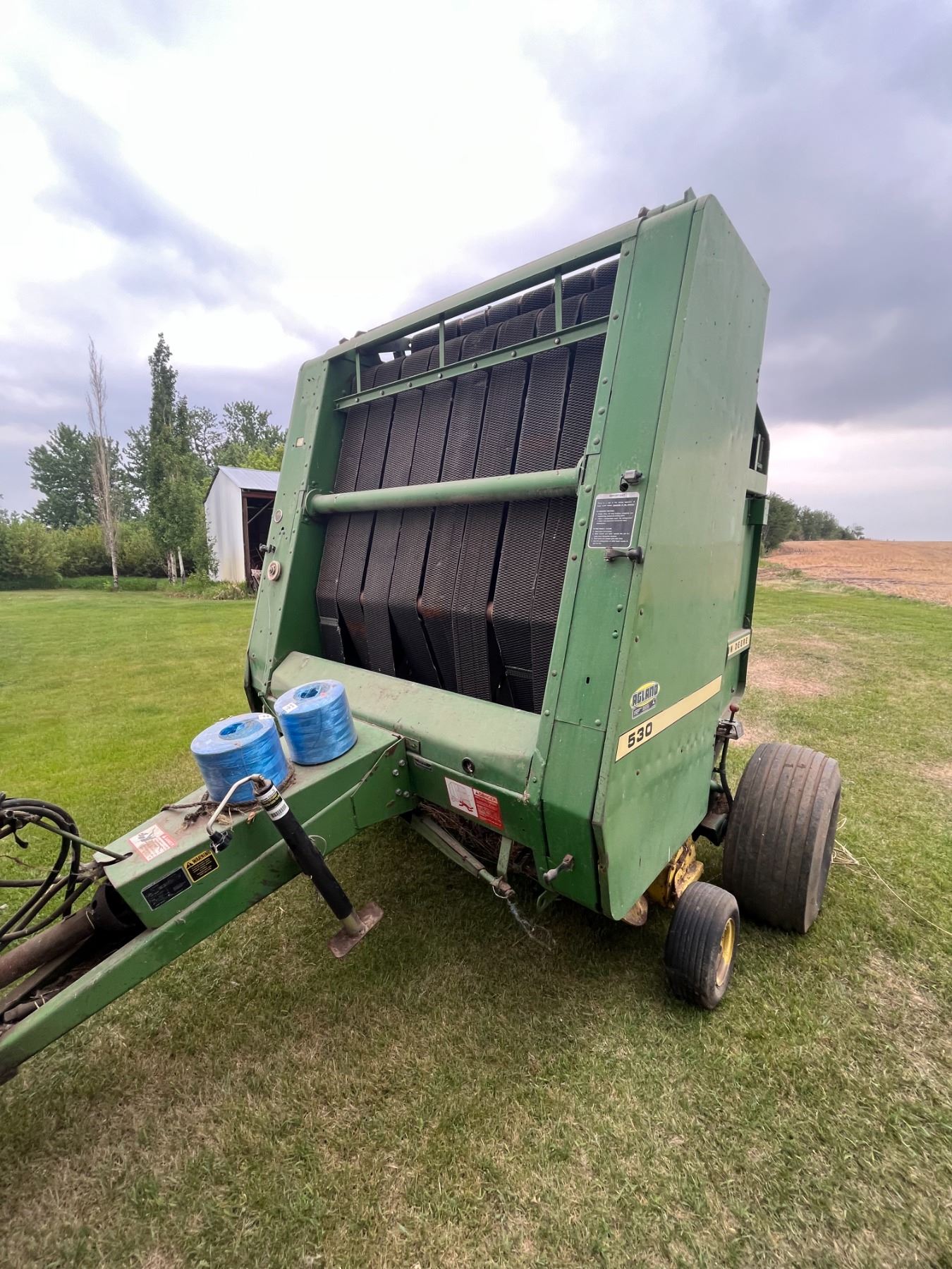 John Deere 530 round baler, c/w with extra new belts. New front shaft
