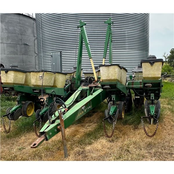 JD 7000 eight row no till planter