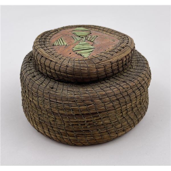 Antique Ojibwe Indian Sweet Grass Quilled Box