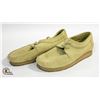Image 1 : PAIR OF UNISEX CLARKS ORIGINALS SHOES -