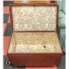 Image 2 : VINTAGE HASSOCK 18" X 29" X 19"