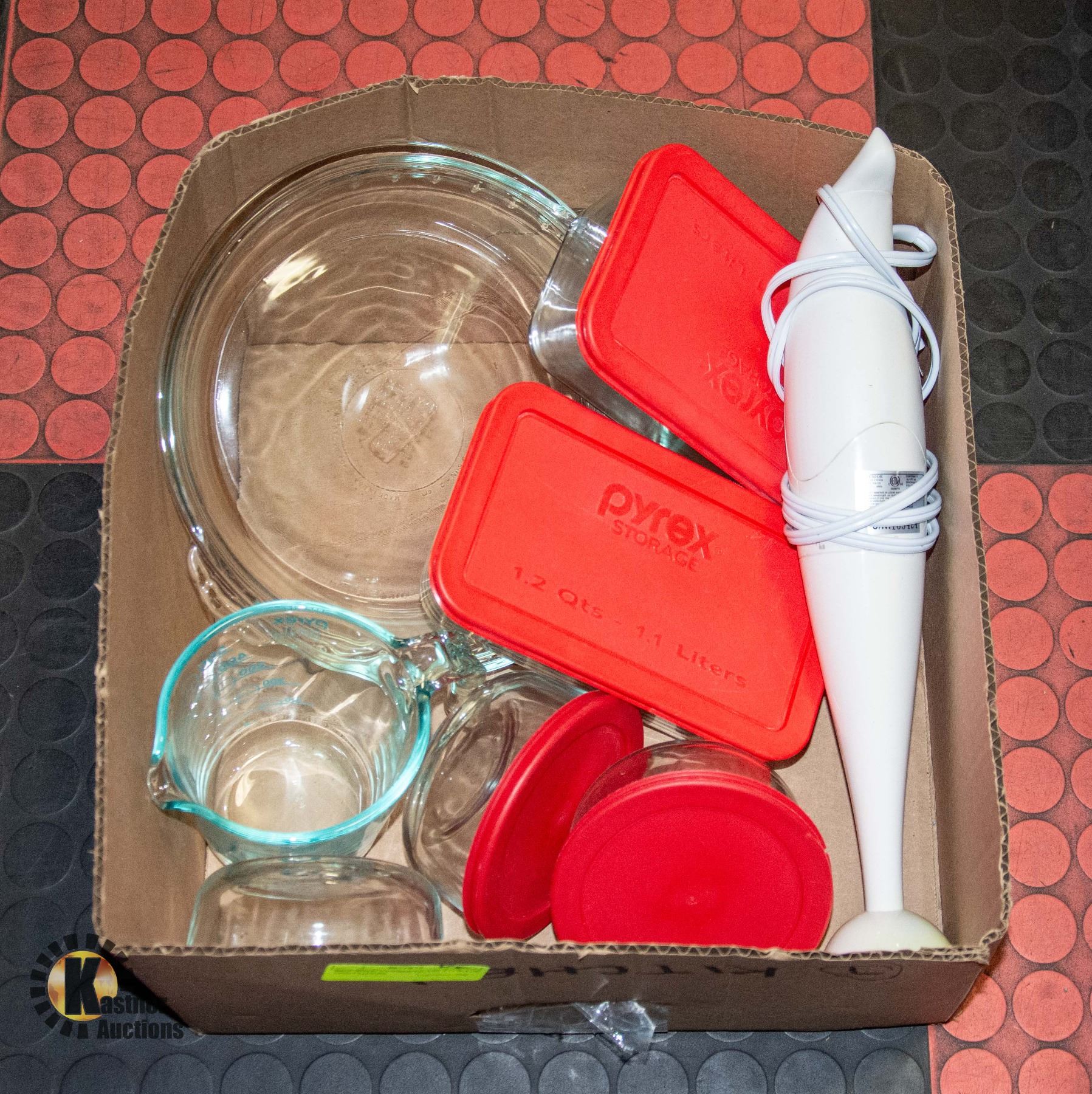 BOX WITH 5 PYREX GLASS STORAGE CONTAINERS
