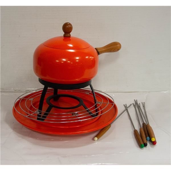 FONDUE POT