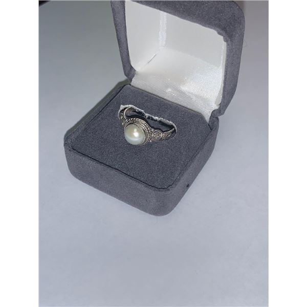 Ladies Pearl Ring