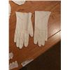 Image 4 : 1 Pair Vintage Ladies Gloves, & 2 vintage Collar & Cuffs