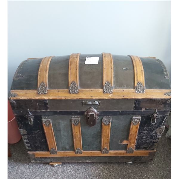 Vintage Steamer Trunk (Missing inner tray)