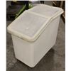 Image 1 : CAMBRO 27 GALLON MOBILE DRY INGREDIENT BIN W/ LID