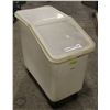 Image 1 : CAMBRO 27 GALLON MOBILE DRY INGREDIENT BIN W/ LID