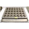 Image 1 : 35 CUP MUFFIN PAN 18"X26" W/ FULLSIZED BUN PAN