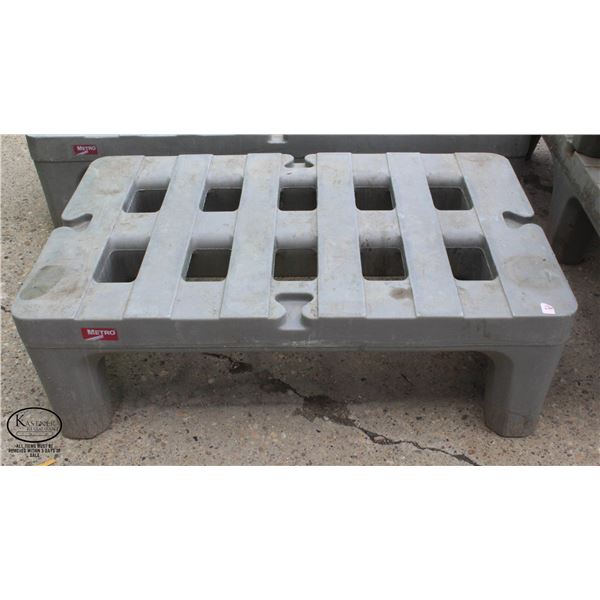 METRO 3' POLY DUNNAGE RACK - 36" X 22" X 12"