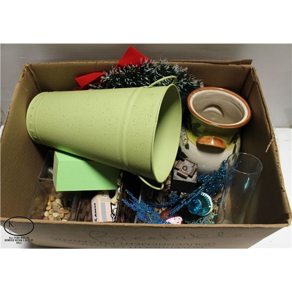 LOT OF DECORATIVE ORNAMENTS: CANDLE HOLDERS,