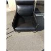 Image 2 : BLACK LEATHER MOES ARM CHAIR