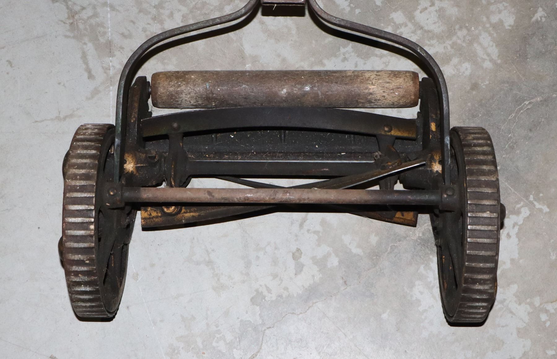 ANTIQUE PUSH LAWN MOWER
