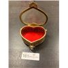 Image 6 : Intricate Heart-Shaped Felt-Lined Jewelry Case