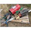 Image 1 : Yard tools/snow board