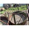 Image 4 : 2 - Round bale feeders w/skirts
