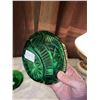 Image 5 : 3 pieces of Emerald and Forest Green Vintage Glass 1 bohemian basket for candies, 1 lotus flower bow