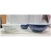 Image 2 : Set of 3, Pyrex nesting mixing bowl set, with pouring spout - Colonial mist blue/white Cinderella wi