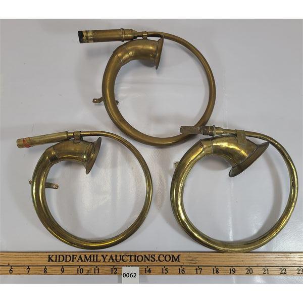 LOT OF 3 - BRASS HORNS W/ WALL MOUNTS