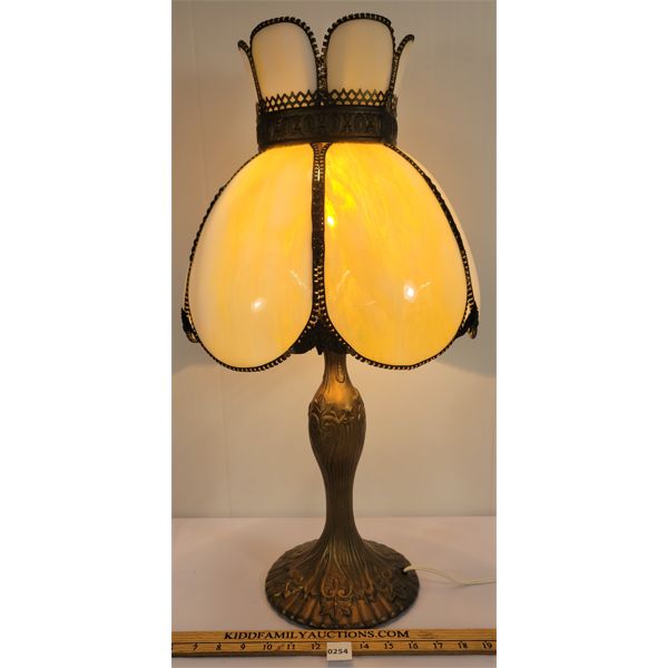 STAINED GLASS TABLE LAMP W/ EMBOSSED METAL BASE