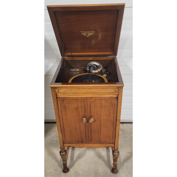 WALNUT VICTROLA W/ MUSIC COMPARTMENT & RECORDS 
