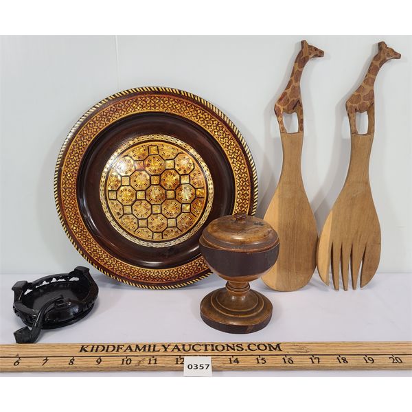 LOT OF 4 - PAIR OF SALAD TONGS, DECORATIVE ASHTRAY & WALL HANGING ETC