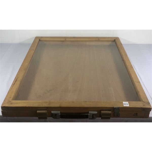 LARGE TABLETOP SHOWCASE