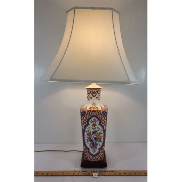 JAPANESE STYLE PORCELAIN TABLE LAMP 