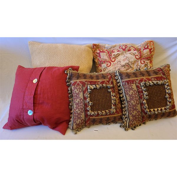 LOT OF 5 - DECORATIVE THROW PILLOWS