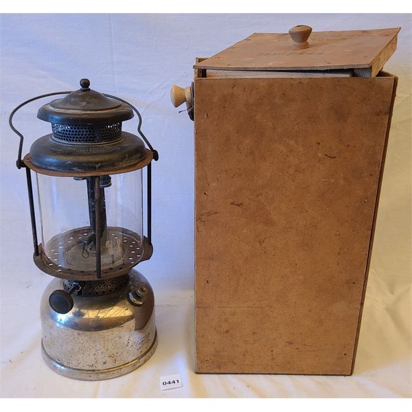 COLEMAN LANTERN W/ CARRYING BOX