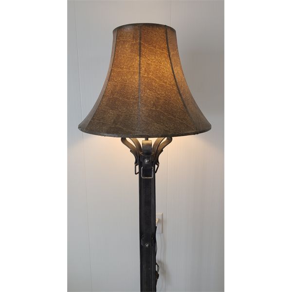 METAL BELT DESIGN FLOOR LAMP W/ FAUX SNAKE SKIN SHADE