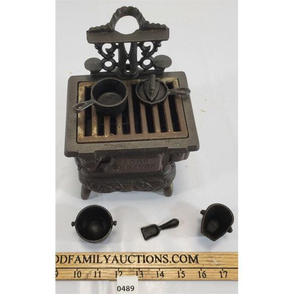 EAGER BEAVER CAST MINIATURE STOVE W/ ACCESSORIES