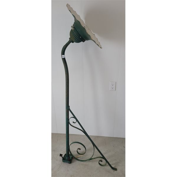 WROUGHT IRON OUTDOOR FLOWER LAMP POST 