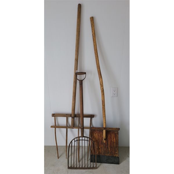 LOT OF 3 - GRAIN / HAY FORK & SHOVELS 