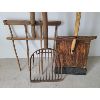 Image 2 : LOT OF 3 - GRAIN / HAY FORK & SHOVELS 