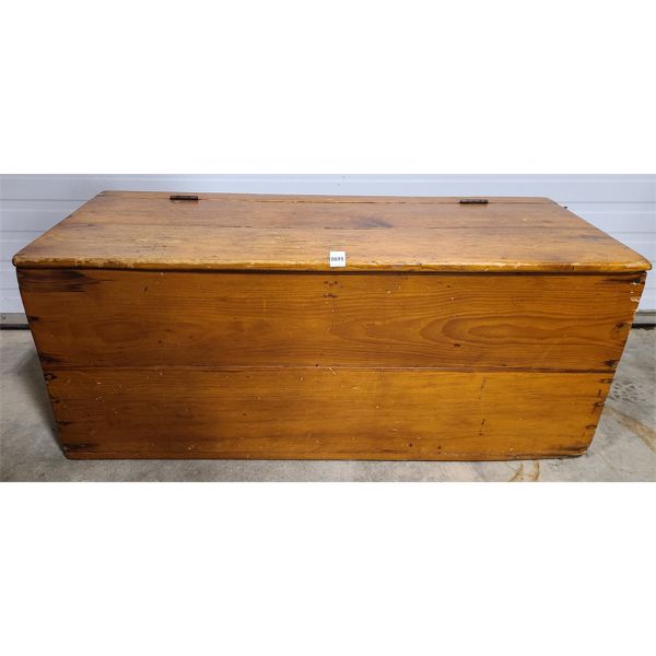 HINGED TOP PINE BLANKET BOX 