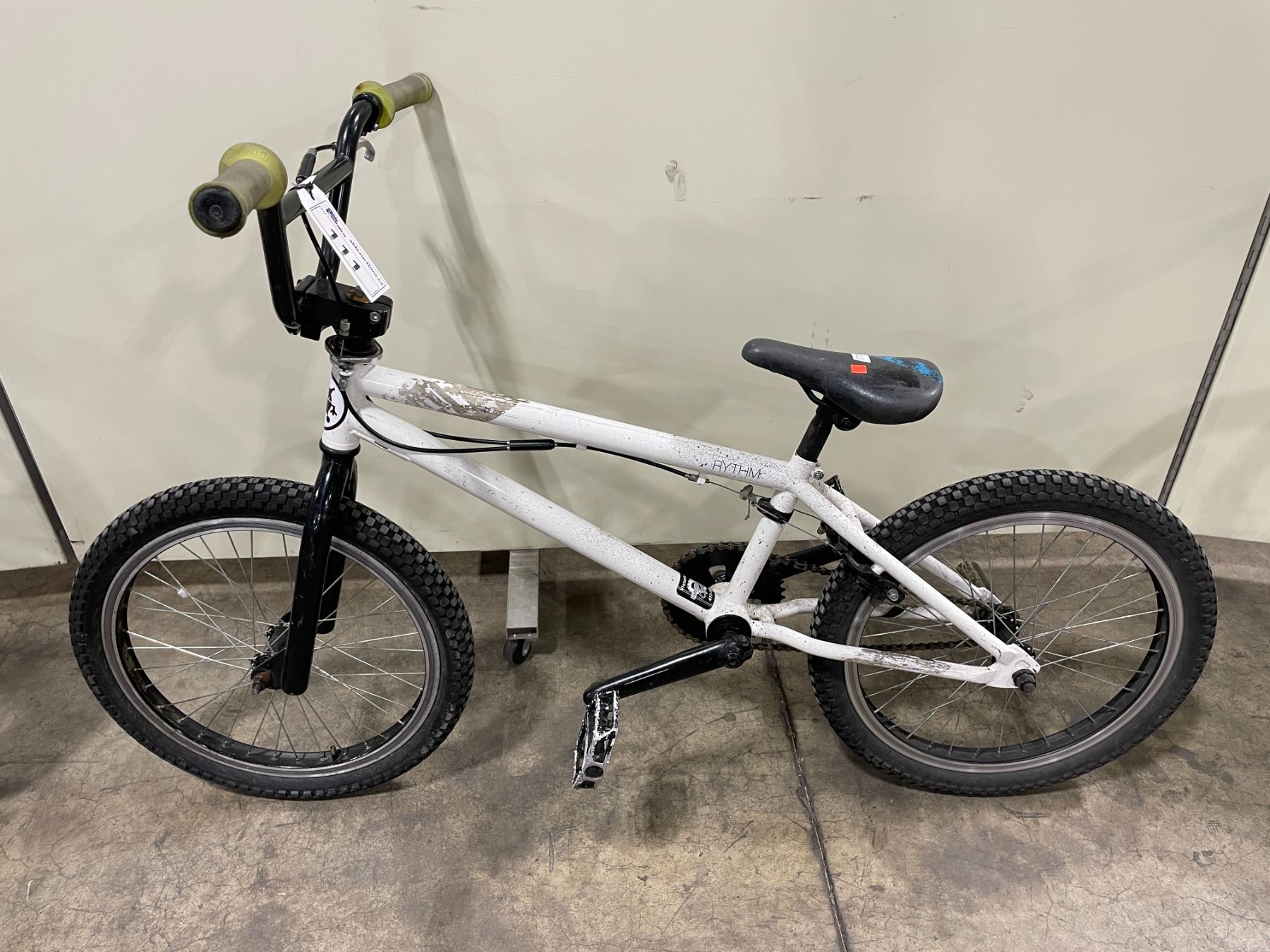 Auctioneer Rythm RYTHM WHITE SINGLE SPEED STUNT BIKE - Able Auctions
