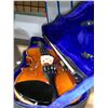 Image 2 : SKYLARK MV009 DARK WOOD 1/4 SIZE VIOLIN WITH BOW IN HARD TRANSPORT CASE