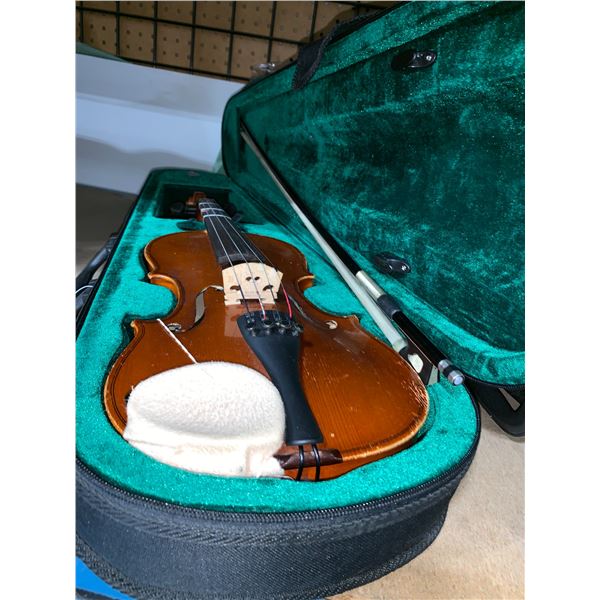 KISO SUZUKI VIOLIN CO. 1980 DARK WOOD 1/2 SIZE VIOLIN WITH BOW IN HARD TRANSPORT CASE ( MADE IN