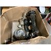 Image 2 : BOX OF VINTAGE TOOLS / SEWING MACHINE