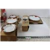 Image 1 : Poinsettia 17 Piece Porcelain Dinnerware Set